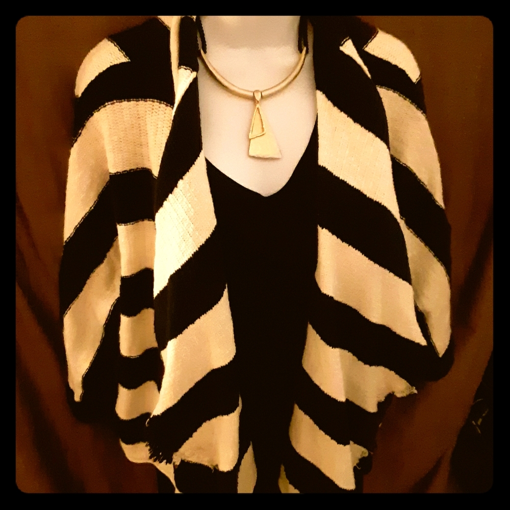 Sweater sleeveless top and neckalace